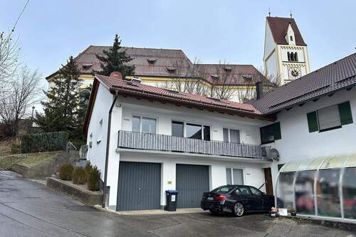 Hausansicht Süd-Ost mit Garagen - Idyllisches Zuhause mit Einliegerwohnung