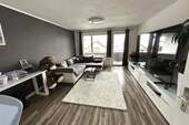 Wohnzimmer mit Zugang zum Balkon - 