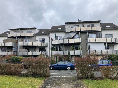 Außenansicht - Moderne Dachgeschosswohnung mit Balkon!