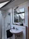 DG-Bad: Dusche, 1 Waschbecken - 