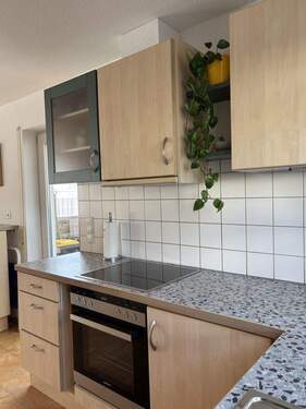 EG-Küche mit Tür zum Carport - 