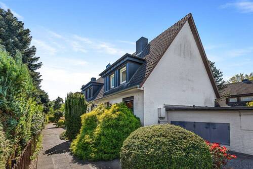 Straßenansicht mit Zuwegung - 4 Zimmer Reihenendhaus zum Kaufen in Hamburg / Rahlstedt