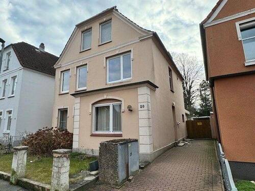 Objekt - Dreifamilienhaus mit zwei freien Wohnungen und Garten in 23568 Lübeck-Schlutup