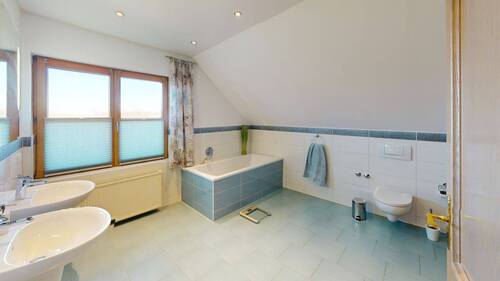 Tageslichtbad mit Badewanne und Dusche - 