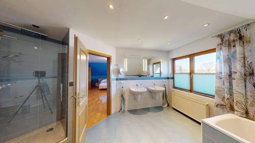 Tageslichtbad mit Dusche und Badewanne im OG - 