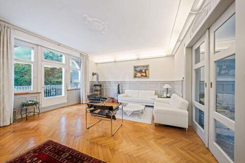 Wohnzimmer im klassischen Altbaustil mit KaminKaminzimmer - 