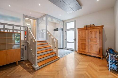 Repräsentativer Eingangsbereich mit offenem Raumkonzept - 