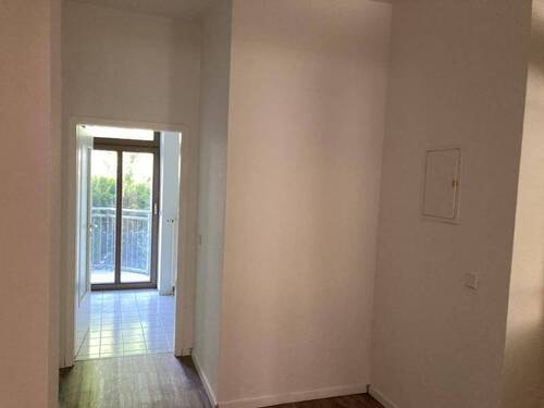 Flur, Laminat, Blick zur Küche - Etagenwohnung mit 52,40 m&sup2; in Zwickau zum Kaufen