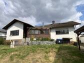 Rückseite mit überdachten Freisitz - 7 Zimmer Einfamilienhaus in Leun