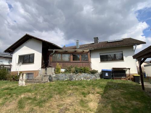 Rückseite mit überdachten Freisitz - 7 Zimmer Einfamilienhaus in Leun
