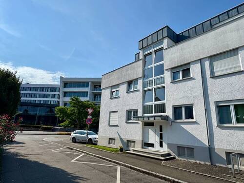 Objektansicht - Funktionelle 2-Zimmer-Hochparterre-Wohnung mit Balkon und KFZ-Stellplatz