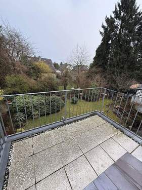Balkon mit Blick in den Garten - 