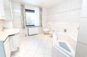 Badezimmer 1 EG - 8 Zimmer Einfamilienhaus in Stade