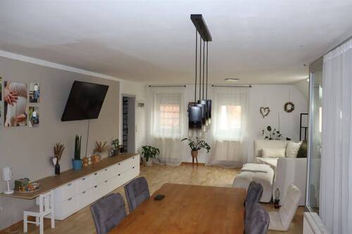 Wohn-/Esszimmer - Helle 4,5-Zimmerwohnung mit Loggia und Garage im Zentrum von Creglingen