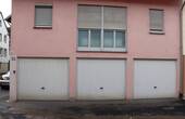Nebengebäude mit Garagen - 