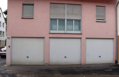 Nebengebäude mit Garagen - 