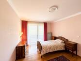 helles Schlafzimmer mit Zugang zum Balkon - (KI generiert) - 