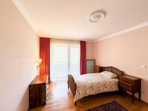 helles Schlafzimmer mit Zugang zum Balkon - (KI generiert) - 