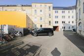 Rückwärtige Ansicht mit Parkplätzen - 