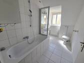 Bad mit Wanne, Waschbecken, Waschmaschinenanschlus - 