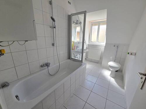 Bad mit Wanne, Waschbecken, Waschmaschinenanschlus - 