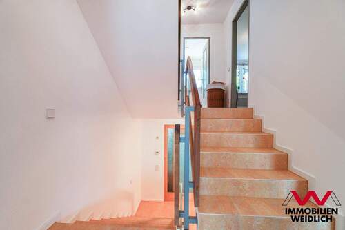 Treppe ins Obergeschoss - 