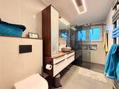 Bad mit Dusche / Fenster EG - 