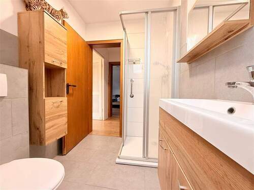 Bad mit Dusche / Fenster OG - 