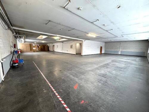 Halle innen 3 - Halle in Michelau