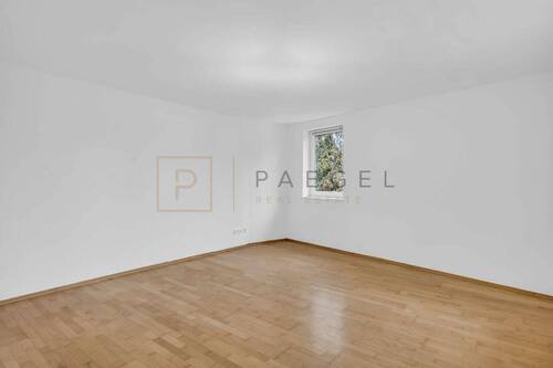 Wohnzimmer mit 2 Fenstern - 