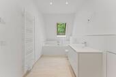 Badezimmer mit Badewanne - 