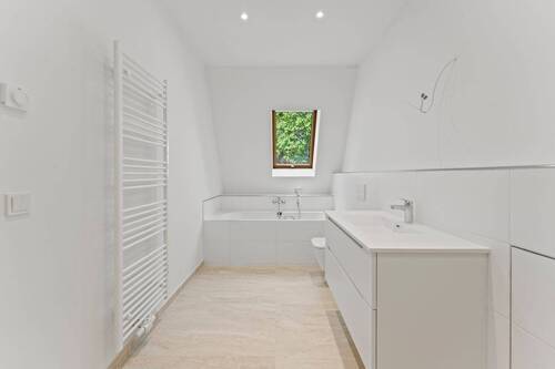 Badezimmer mit Badewanne - 