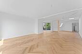 Wohnzimmer mit offener Küche - 3 Zimmer Etagenwohnung in Berlin