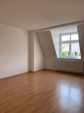 Wohnzimmer - DG 3-Zimmer mit Balkon, Wanne, Abstellraum und Laminat in ruhiger Lage! EBK mgl.