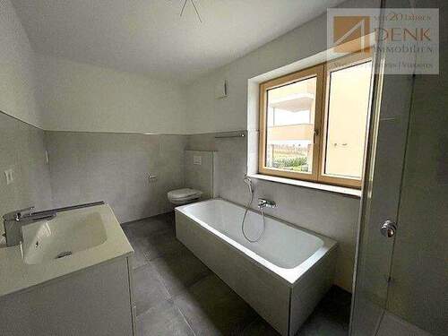 Bad, 3 ZW. Wohnung rechts - 3 Zimmer Etagenwohnung in Gerolzhofen