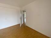 Leeres Zimmer mit Holzboden - 