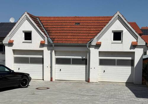 Frontansicht der 3 Garagen - 