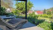 Überdachte Terrasse mit Wasserbecken und Blick auf Bickensohl - 