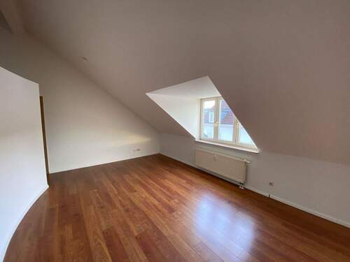 Dachzimmer mit Holzfussboden - 2 Zimmer Etagenwohnung zur Miete in Grenzach-Wyhlen