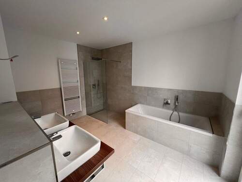 Masterbad - GARTENWOHNUNG mit 222m² Wohnfläche + 111m² PRIVATGARTEN BLICK in den AUENWALD KAMIN 2 x TG-SP ca. 7.000m² eingezäunter Gemeinschaftsgarten