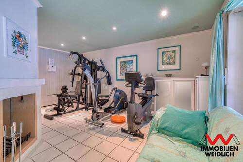 Fitnessbereich mit offenem Kamin - 