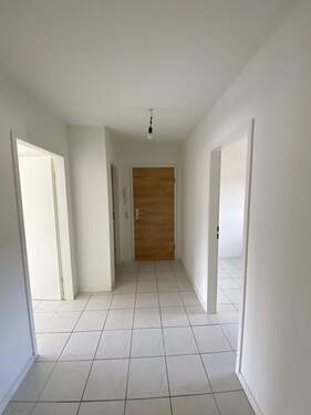 Heller Flur mit Türen - 