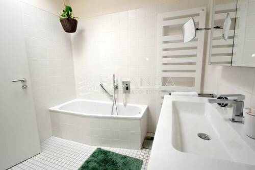 Tageslichtbad Staffelgeschoss oben mit Badewanne - 