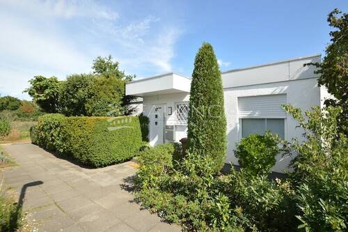 Hausansicht Eingangsbereich - Bungalow mit 160,40 m² in Mörfelden-Walldorf / Walldorf zum Kaufen