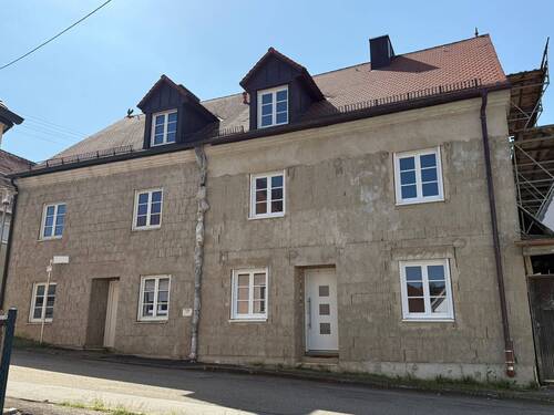 Massivbauweise - Typischer Baustil - 8 Zimmer Doppelhaushälfte zum Kaufen in Harburg (Schwaben)