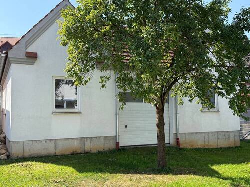 Rückseite Garagen mit zusätzlicher Gartenfläche - 