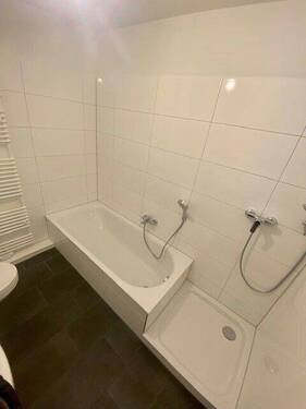 mit Dusche und Wanne - 
