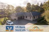 Bild 1 - Wohnen auf einer Ebene: Moderner Bungalow mit weitläufigem Garten