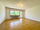 Wohnzimmer mit Balkonzugang - 3 Zimmer Etagenwohnung in Weil am Rhein