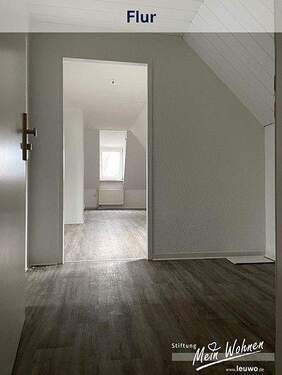 Eingangsbereich und Flur - 2 Zimmer Etagenwohnung zur Miete in Bad Dürrenberg